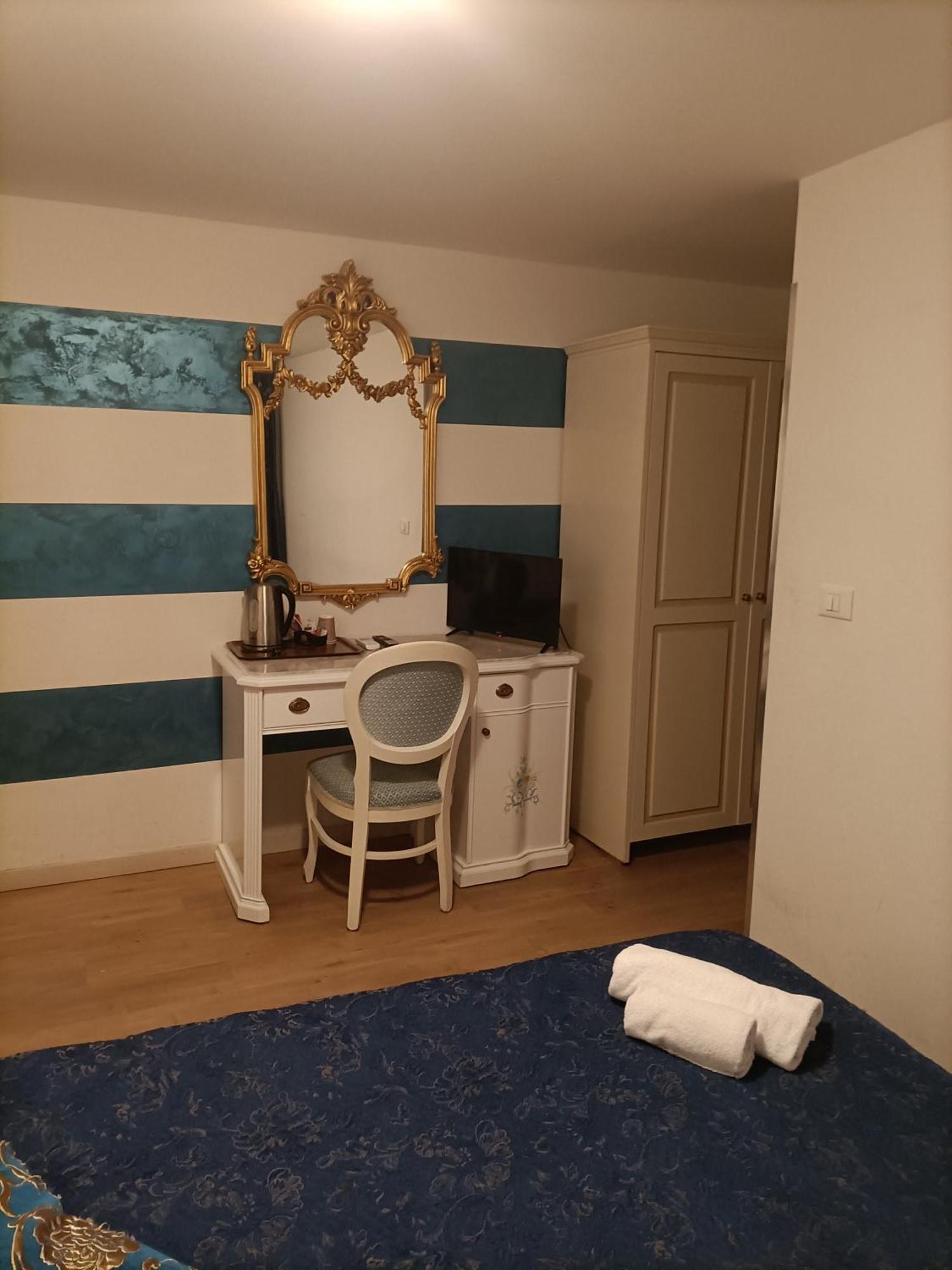 Maison d'hôtes Palazzo Lion Morosini - Check In Presso Ai Santi Apostoli 3*