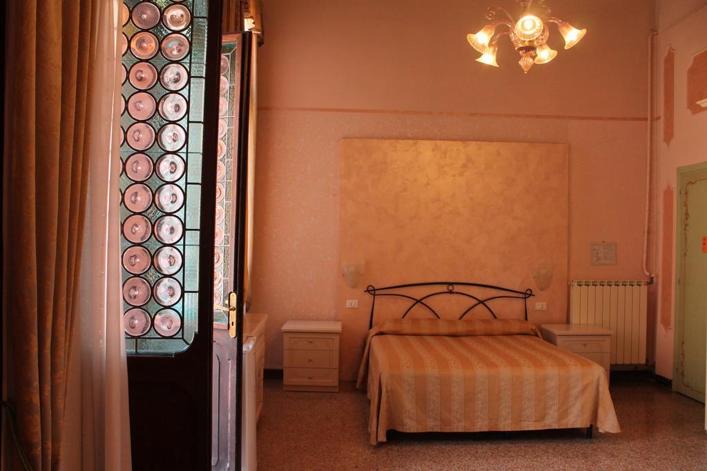Gasthuis Palazzo Lion Morosini - Check In Presso Ai Santi Apostoli Venetië