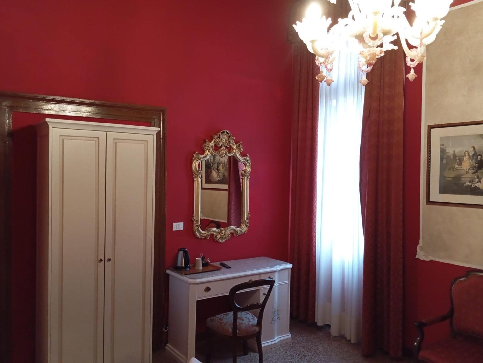 Palazzo Lion Morosini - Check In Presso Ai Santi Apostoli Pensión