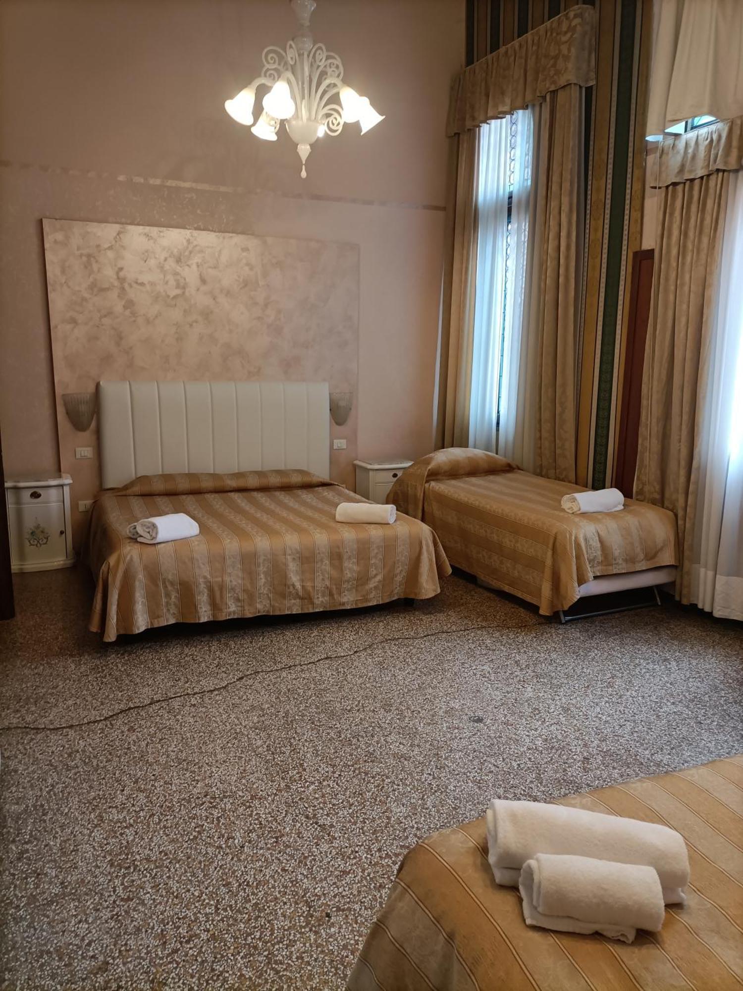 Pensión Palazzo Lion Morosini - Check In Presso Ai Santi Apostoli 3*
