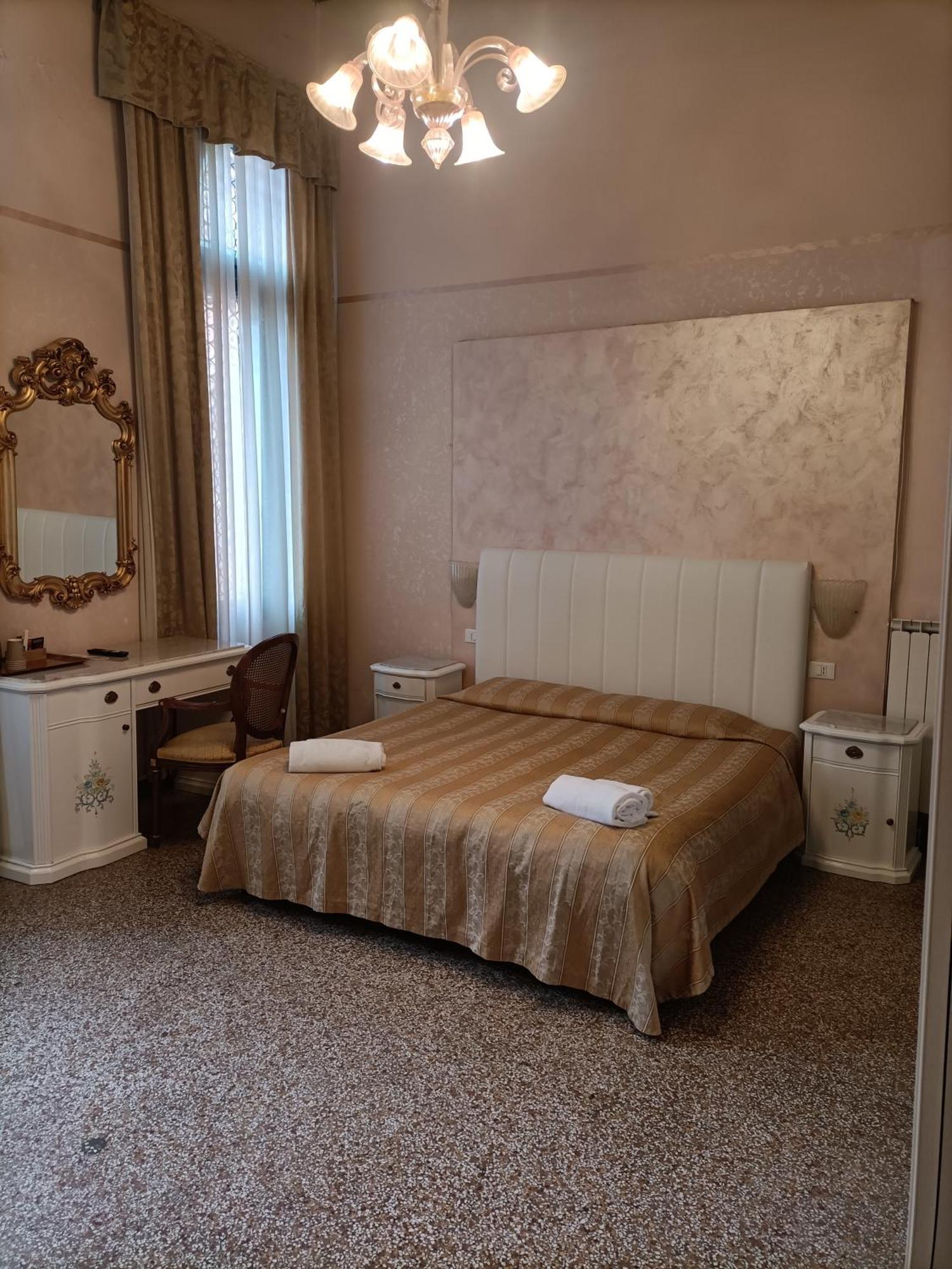 Palazzo Lion Morosini - Check In Presso Ai Santi Apostoli Pensión Venecia