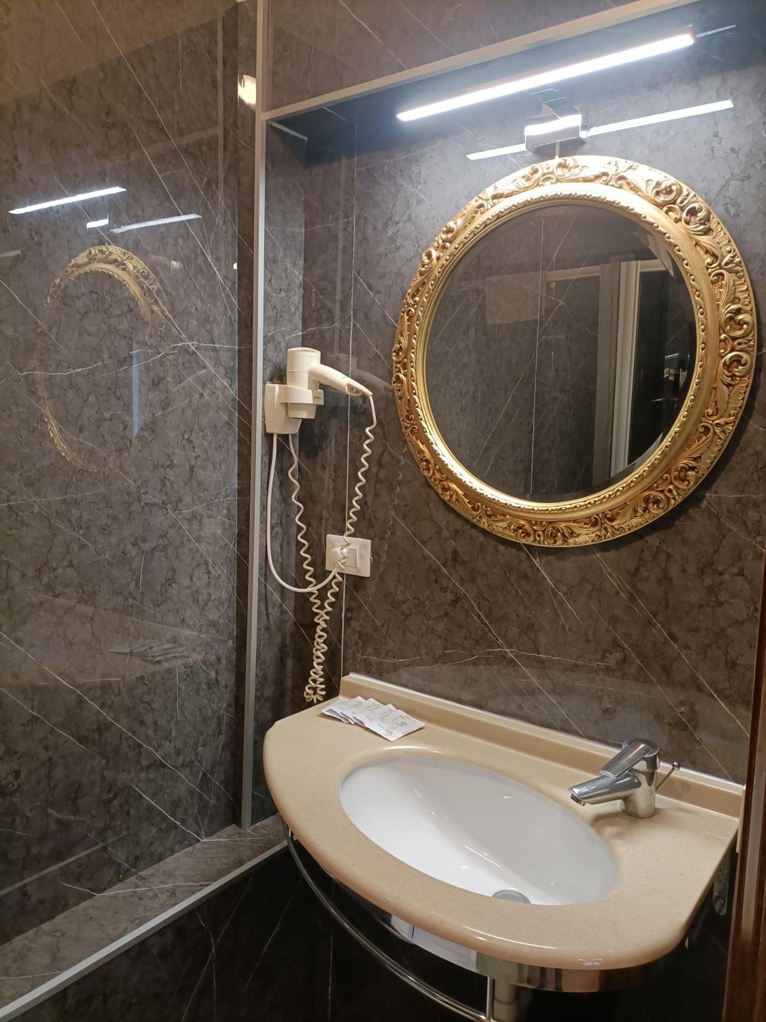 Palazzo Lion Morosini - Check In Presso Ai Santi Apostoli Pensión 3*