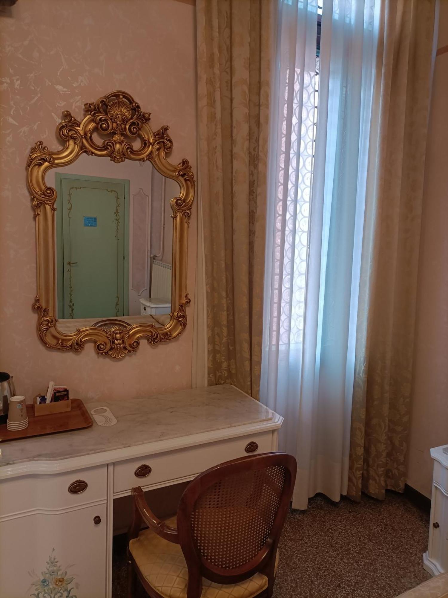 Palazzo Lion Morosini - Check In Presso Ai Santi Apostoli Pensión Venecia