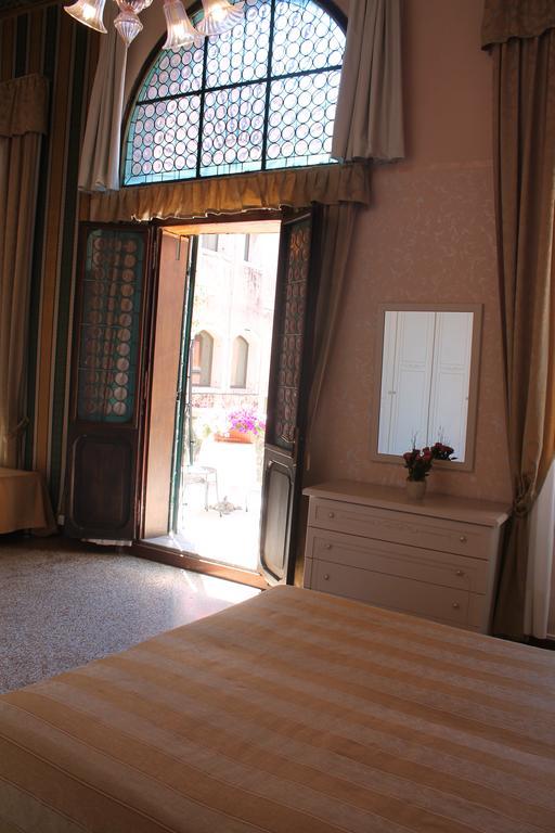 Palazzo Lion Morosini - Check In Presso Ai Santi Apostoli Pensión Venecia
