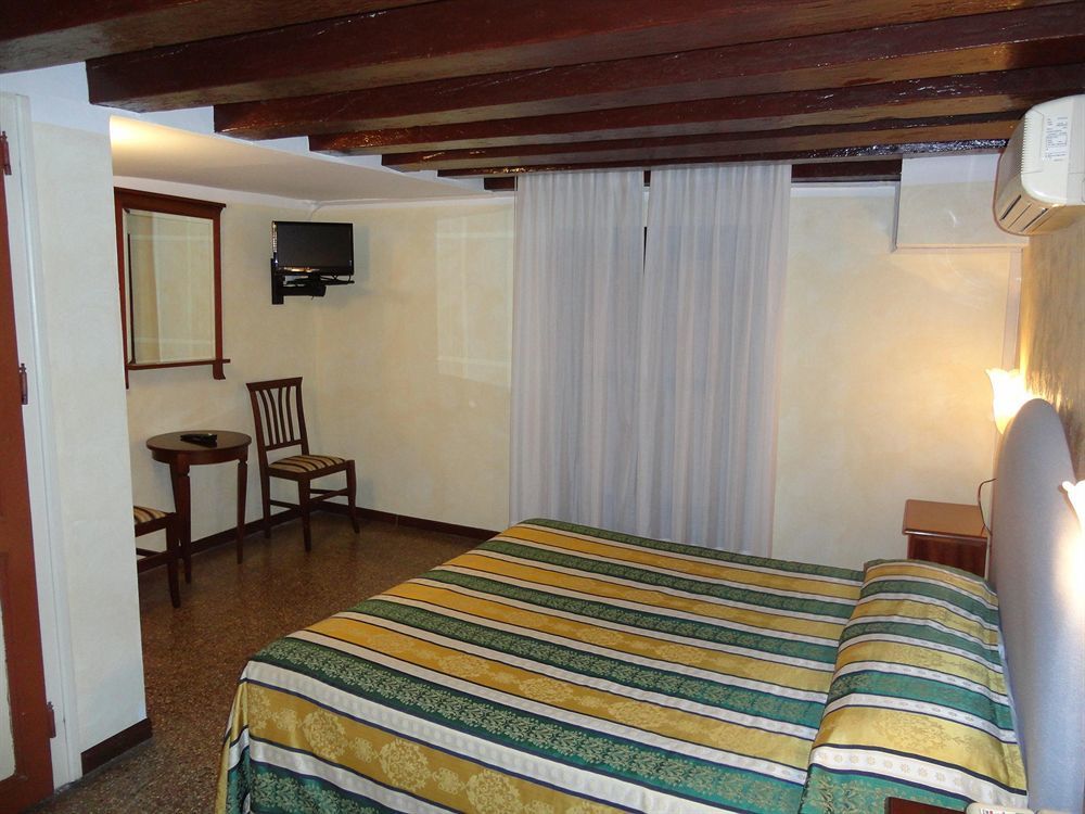 Pensión Palazzo Lion Morosini - Check In Presso Ai Santi Apostoli Venecia