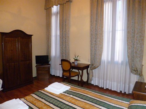 Pensión Palazzo Lion Morosini - Check In Presso Ai Santi Apostoli Venecia