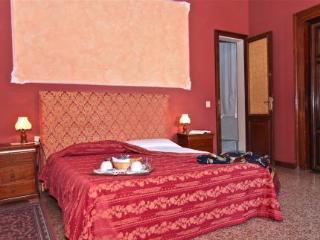 Pensión Palazzo Lion Morosini - Check In Presso Ai Santi Apostoli